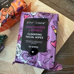 Betsey Johnson Niacinamide + Retinol Cleansing Wipes